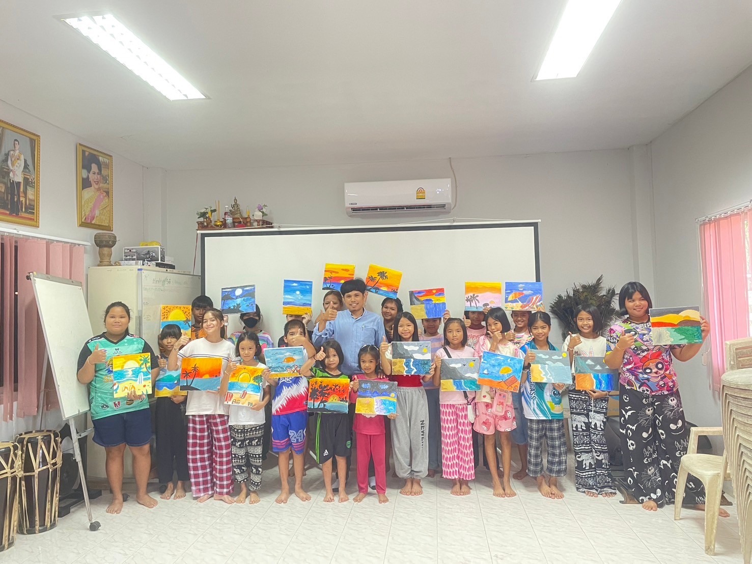 โครงการค่ายเด็กและเยาวชน  ประจำปีงบประมาณ 2567 หลักสูตรศิลปะเบื้องต้น กิจกรรมวันที่ 1 กิจกรรมระบายสีภาพทะเล (สีอะคริลิค)