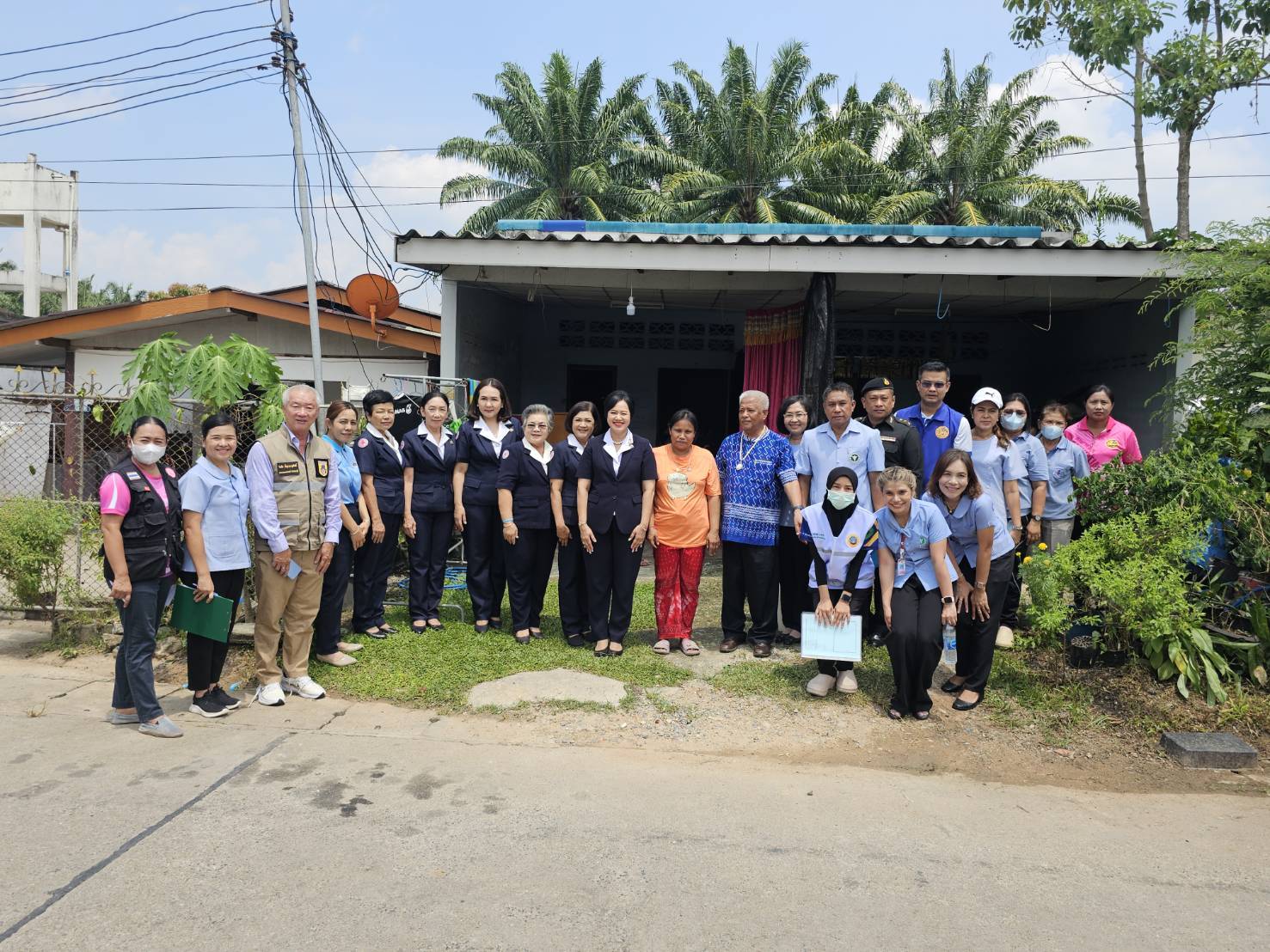 เทศบาลตำบลพรุพี โดย นายวันชัย  ตั้งฐานานุศักดิ์ รองนายกเทศมนตรีตำบลพรุพี งานสาธารณสุขและสิ่งแวดล้อม และงานสวัสดิการสังคม ร่วมกับนายกเหล่ากาชาดจังหวัดสุราษฎร์ธานี และคณะติดตามเยี่ยมดูแล อำเภอบ้านนาสาร สาธารณสุขอำเภอบ้านนาสาร  โรงพยาบาลส่งเสริมสุขภาพตำบลพรุพี ผู้ใหญ่บ้านหมู่ที่ 1 และ อสม. ลงพื้นที่ติดตามผู้ป่วยในพระบรมราชานุเคราะห์ พระราชานุเคราะห์ และผู้ด้อยโอกาสในสังคม ในพื้นที่หมู่ที่ 1 ตำบลพรุพี อำเภอบ้านนาสาร จังหวัดสุราษฎร์ธานี