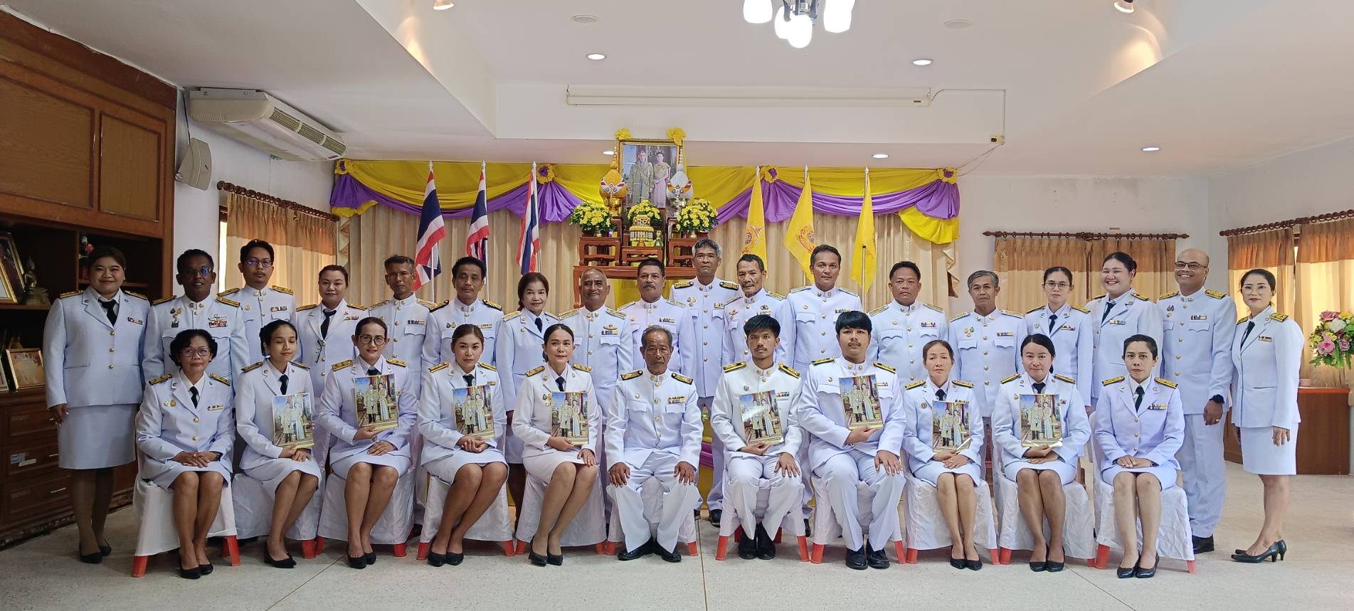 กระทรวงมหาดไทย โดยกรมส่งเสริมการปกครองท้องถิ่น ได้รับพระบรมราชานุญาต
ให้เชิญพระบรมฉายาลักษณ์ พระบาทสมเด็จพระเจ้าอยู่หัว ที่ฉายกับสมเด็จพระนางเจ้า ฯ พระบรมราชินี
ไปจัดพิมพ์เป็นแผ่นภาพขนาด 8.25 x 11.75 นิ้ว (A4) จำนวน 100,000 แผ่น เพื่อเชิญไปประดิษฐาน
ณ สถานศึกษา และหน่วยงานราชการต่าง ๆ เพื่อแสดงความจงรักภักดีและน้อมสำนึกในพระมหากรุณาธิคุณ ต่อสถาบันพระมหากษัตริย์ และให้องค์กรปกครองส่วนท้องถิ่นทุกแห่ง ดำเนินการจัดพิธีรับพระราชทาน
พระบรมฉายาลักษณ์ ให้แก่โรงเรียน และศูนย์พัฒนาเด็กเล็กในสังกัดองค์กรปกครองส่วนท้องถิ่น โดยมี นายสมคิด  ดำฉวาง นายกเทศมนตรีตำบลพรุพี เป็นประธาน ในพิธีพระราชทานพระบรมฉายาลักษณ์ วันจันทร์ที่ 27 พฤษภาคม 2567  เวลา 10.00 น.  ณ ห้องประชุมสภาเทศบาล เทศบาลตำบลพรุพี