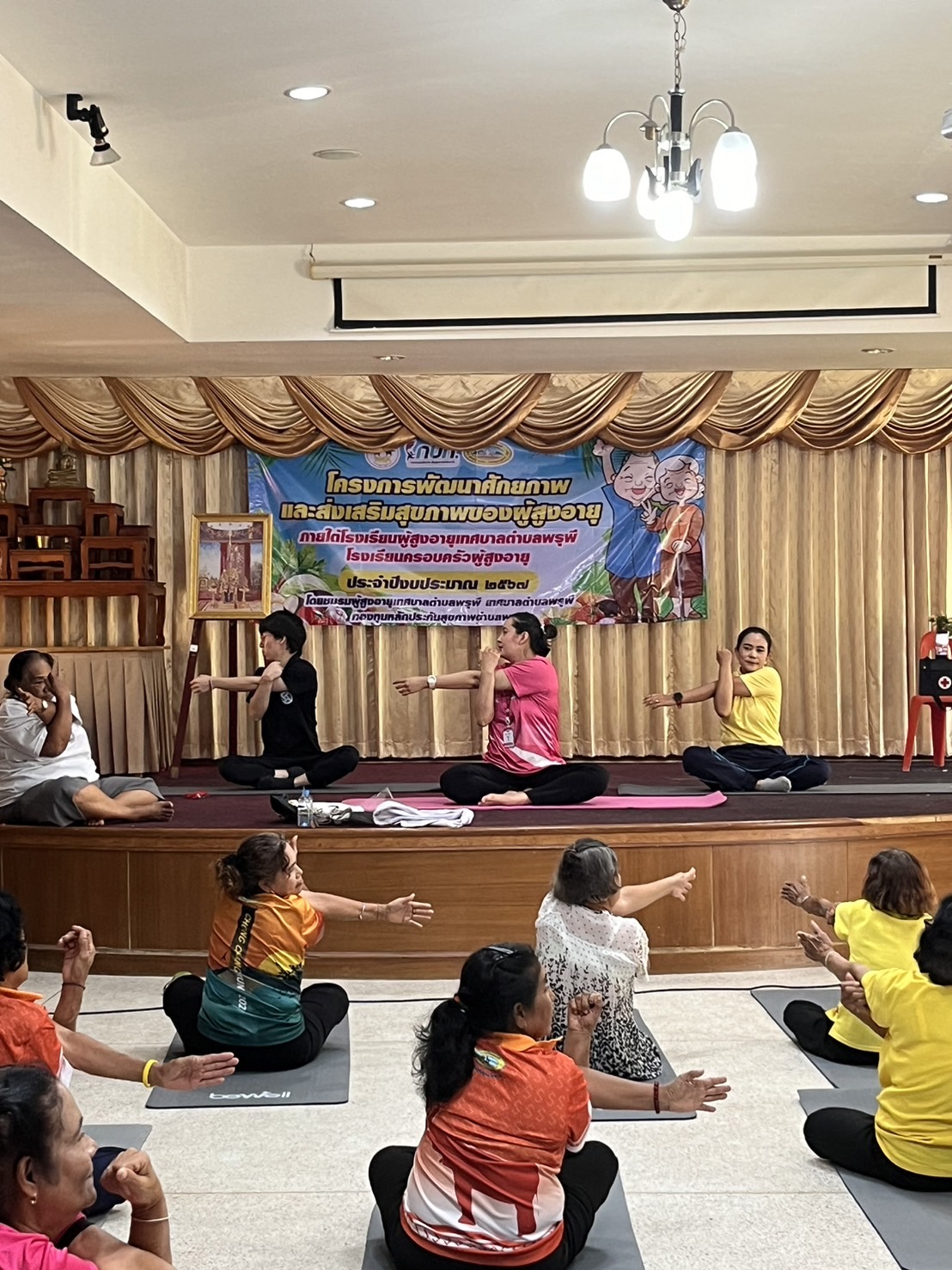 การดำเนินโครงการพัฒนาศักยภาพ และส่งเสริมสุขภาพของผู้สูงอายุภายใต้โรงเรียนผู้สูงอายุเทศบาลตำบลพรุพีโรงเรียนครอบครัวผู้สูงอายุประจำปีงบประมาณ 2567 สัปดาห์ที่ 2 วันพฤหัสบดี ที่ 13 มิถุนายน 2567 การส่งเสริมและดูแลสุขภาพในวัยผู้สูงอายุ โดยชมรมผู้สูงอายุร่วมกับเทศบาลตำบลพรุพี ด้วยความดูแลของ นางสาวกนกณัฐ อนุพงศ์ รองปลัดเทศบาล รักษาราชการแทนปลัดเทศบาล นางเสาวลักษณ์ คงยิ่ง หัวหน้าสำนักปลัด พร้อมด้วยเจ้าหน้าที่เทศบาล และงานสวัสดิการสังคม เรื่อง
โภชนาการสำหรับผู้สูงอายุ วิทยากรครูผู้สอน นางสาวธาริกา  อักษรเพียร 
ตำแหน่ง นักโภชนาการ จากโรงพยาบาลบ้านนาสาร
และเรื่องการออกกำลังกายด้วยโยคะ วิทยากรครูผู้สอน นางสาวเสาวลักษณ์  แซ่ขอ ตำแหน่ง นักกายภาพ จาก รพ.สต.พรุพี และวิทยากร นายโคบายาชิ ทากาฟูมิ
ชื่อเล่นทากะ นักดูแลผู้สูงอาย โครงการใจกล้า แลกเปลี่ยนจากประเทศญี่ปุ่น