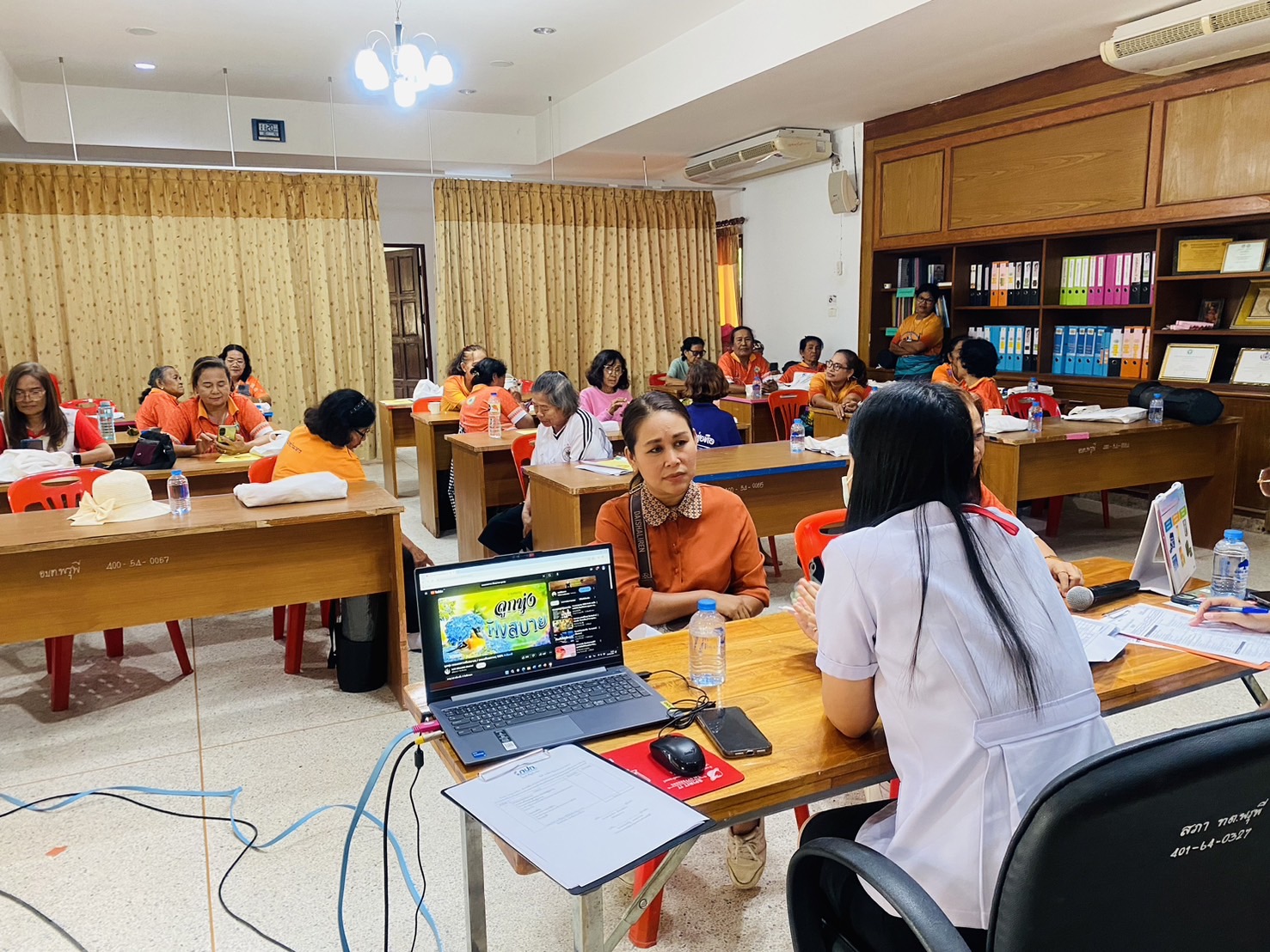 โครงการพัฒนาศักยภาพ และส่งเสริมสุขภาพของผู้สูงอายุภายใต้โรงเรียนผู้สูงอายุเทศบาลตำบลพรุพีโรงเรียนครอบครัวผู้สูงอายุประจำปีงบประมาณ 2567 สัปดาห์ที่ 3 วันพฤหัสบดี ที่ 20 มิถุนายน 2567 การส่งเสริมและดูแลสุขภาพในวัยผู้สูงอายุ โภชนาการสำหรับผู้สูงอายุ วิทยากรครูผู้สอน นางสาวธาริกา  อักษรเพียร 
ตำแหน่ง นักโภชนาการ  การออกกำลังกายด้วยโยคะ วิทยากรครูผู้สอน นางสาวเสาวลักษณ์  แซ่ขอ ตำแหน่ง นักกายภาพ