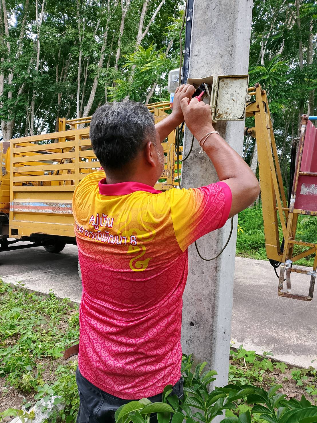 วันพฤหัสบดีที่  4  กรกฎาคม  พ.ศ. 2567  นายศิริชัย  บุญศรี  ผอ.กองช่าง มอบหมายให้พนักงานช่างไฟฟ้าออกพื้นที่ซ่อมแซมไฟฟ้าสาธารณะ หมู่ที่ 2 
ซ.เกาะไทร และซ.ทุ่งทือ