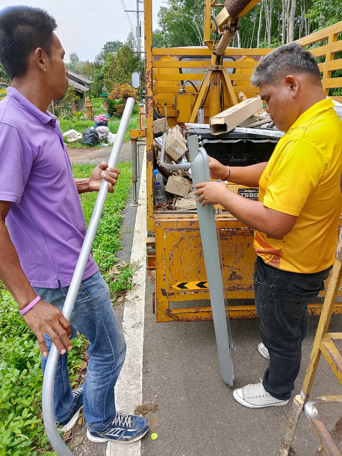 วันอังคารที่  23  กรกฎาคม  พ.ศ. 2567  นายศิริชัย  บุญศรี  ผอ.กองช่าง มอบหมายให้พนักงานช่างไฟฟ้าออกพื้นที่ซ่อมแซมไฟฟ้าสาธารณะ หมู่ที่ 3  ถนนอินทนินงามฝั่งตะวันออก 1 จุด เพิ่มใหม่ 1 จุด และซอยยายจวน จำนวน 2 จุด