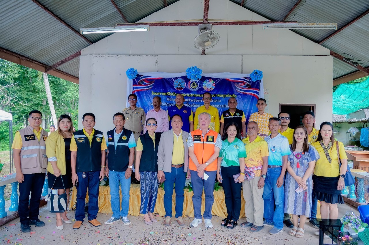 นายสมคิด ดำฉวาง นายกเทศมนตรีตำบลพรุพี,คณะบริหารเทศบาล ,สมาชิกสภาเทศบาลตำบลพรุพี ,ฝ่ายปกครองตำบลพรุพีและคณะกรรมการชุมชนบ้านช่องช้าง ให้การต้อนรับนายอุทัย  เทือกสุบรรณ นายอำเภอบ้านนาสาร ในพิธีเปิดโครงการแก้ไขปัญหาความยากจนและพัฒนาคนทุกวัย กิจกรรมที่ 3.2 การสร้างช่องทางการตลาด ตลาดนัดสัญจร ณ ตลาดชุมชนคลองพังปูน บ้านช่องช้าง ตำบลพรุพี อำเภอบ้านนาสาร
15  ตุลาคม. 2567 : 09.30 น