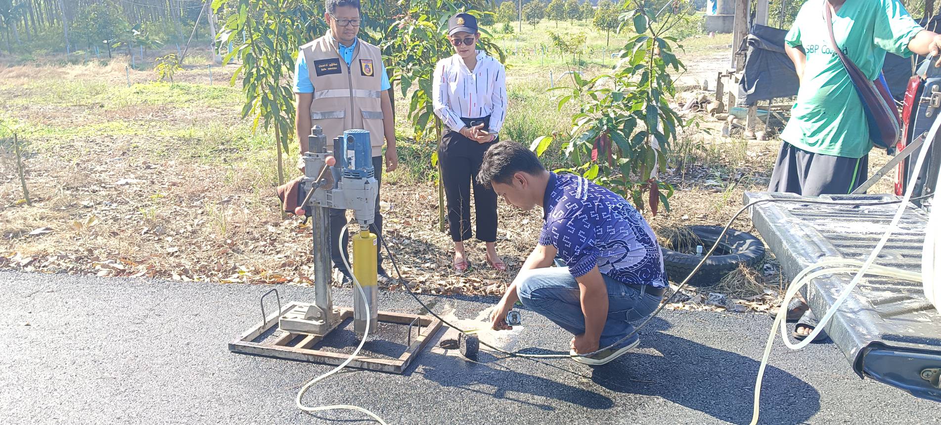วันศุกร์ 3 ม.ค.68 เวลา 09.00 น. คณะกรรมการตรวจรับพัสดุ ลงพื้นที่ตรวจสอบงานปรับปรุงถนนลาดยาง สายประชาอุทิศ หมู่ที่ 5 พร้อมด้วย ผู้ควบคุมงาน และผู้รับจ้าง