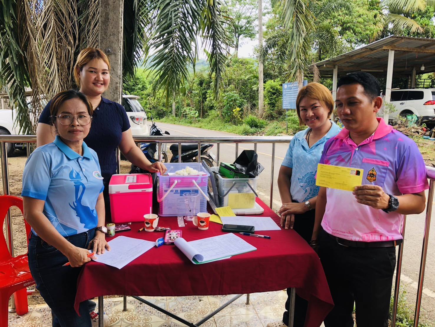 วันที่ 4 เมษายน 2568 งานสาธารณสุขและสิ่งแวดล้อม ให้บริการฉีดวัคซีนโรคพิษสุนัขบ้าให้กับสุนัขและแมวในพื้นที่ หมู่ที่ 4 บ้านคลองหินแท่น