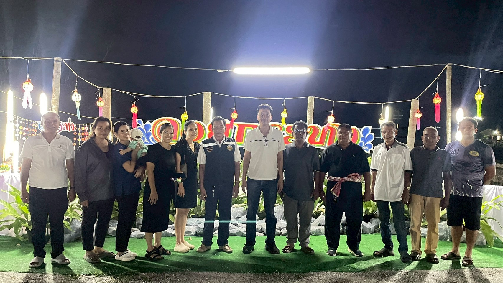 ✨ เทศบาลตำบลพรุพีร่วมสืบสานประเพณีลอยกระทง ประจำปี 2568 ✨ วันที่ 5 พฤศจิกายน 2568 เทศบาลตำบลพรุพี อำเภอบ้านนาสาร จังหวัดสุราษฎร์ธานี จัดกิจกรรม “ลอยกระทงริมคลองสูญ” เพื่อส่งเสริมและอนุรักษ์ประเพณีอันดีงามของไทยให้คงอยู่สืบไป 💧🌕 ในปีนี้อยู่ในช่วงไว้ทุกข์ แสดงความอาลัยต่อ สมเด็จพระนางเจ้าสิริกิติ์ พระบรมราชินีนาถ พระบรมราชชนนีพันปีหลวง เทศบาลจึงงดจัดกิจกรรมการแสดง แสง สี เสียง และการประกวดต่าง ๆ เพื่อความเหมาะสมกับบรรยากาศแห่งความอาลัย โดยคงไว้เพียงกิจกรรมการลอยกระทงตามวิถีไทยอันงดงามเท่านั้น ทั้งนี้กองการศึกษา ขอขอบคุณคณะผู้บริหารและสมาชิกสภาเทศบาลตำบลพรุพี ที่ให้การสนับสนุนและเข้าร่วมกิจกรรมในครั้งนี้ ขอขอบคุณพนักงานกองช่างเทศบาลตำบลพรุพีและผู้ที่เกี่ยวข้อง ที่ได้จัดเตรียมและตกแต่งสถานที่อย่างเรียบร้อยสวยงาม ขอขอบคุณพนักงานเทศบาลตำบลพรุพีทุกคน ที่ให้ความร่วมมือในการเข้าร่วมกิจกรรม พร้อมทั้ง ขอขอบคุณเจ้าหน้าที่รักษาความปลอดภัย ที่ปฏิบัติหน้าที่ด้วยความตั้งใจ ดูแลความปลอดภัยและอำนวยความสะดวกให้แก่ประชาชนตลอดการจัดงาน