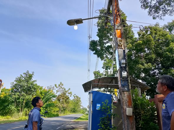 วันพฤหัสบดีที่ 13 พฤศจิกายน พ.ศ. 2568  นายศิริชัย  บุญศรี  ผอ.กองช่าง มอบหมายให้พนักงานกองช่างออกพื้นที่ซ่อมแซมไฟฟ้าสาธารณะ หมู่ที่ 5 สายบน จำนวน 3 จุด 
- หน้าศาลาพ่อตาห้วยล่วง
- หน้าโรงเรียนบ้านห้วยล่วง
- หน้าบ้านลุงแบน