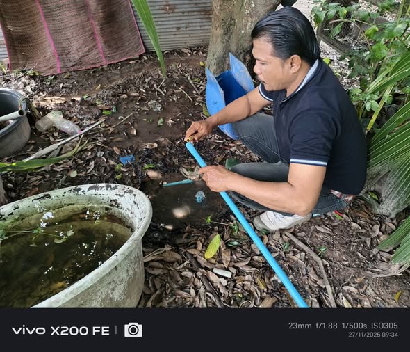 วันพฤหัสบดีที่ 27 พฤศจิกายน พ.ศ. 2568  นายศิริชัย  บุญศรี  ผอ.กองช่าง มอบหมายให้พนักงานผลิตน้ำประปาออกพื้นที่เติมสารปรับปรุงคุณภาพน้ำระบบประปา หมู่ที่ 4 ซ.อ่าวเจริญ และซ่อมท่อหน้ามิเตอร์วัดน้ำประปา หมู่ที่ 3