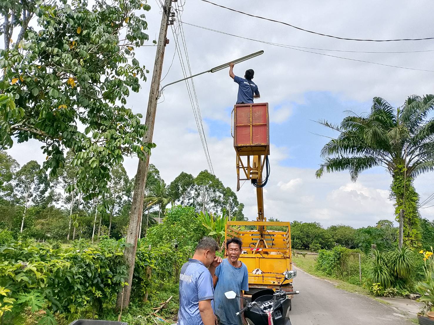 วันพฤหัสบดีที่ 27 พฤศจิกายน พ.ศ. 2568  นายศิริชัย  บุญศรี  ผอ.กองช่าง มอบหมายให้พนักงานกองช่างออกพื้นที่ซ่อมแซมไฟฟ้าสาธารณะ หมู่ที่ 5 และหมู่ที่ 1