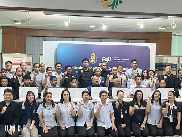 วันพฤหัสบดี ที่ 25 ธันวาคม 2568 เวลา 09.00-12.00 น.

นายนิติเทพ ศรีสุข ตำแหน่งนายกเทศมนตรีตำบลพรุพี ให้เกียรติลงนามบันทึกข้อตกลงความร่วมมือ (MOU)การขับเคลื่อนนโยบายสุขภาพเชิงระบบในโรงเรียน เพื่อส่งเสริมกิจกรรมทางกาย และป้องกันโรคไม่ติดต่อ อำเภอบ้านนาสาร ณ ห้องประชุมโรงพยาบาลบ้านนาสาร จ.สุราษฏร์ธานี