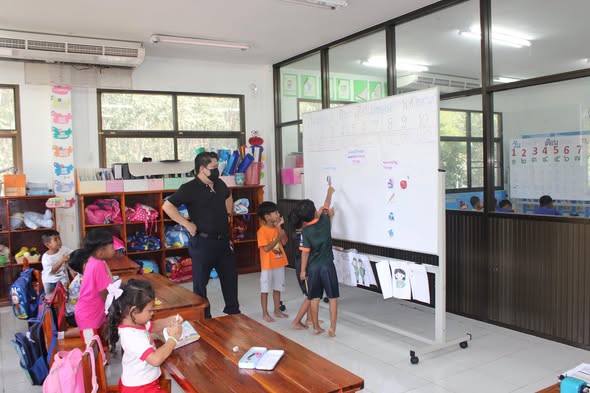 🌈📚 บรรยากาศการเรียนภาษาอังกฤษของเด็กๆ 📚🌈
สถานศึกษาสังกัดเทศบาลตำบลพรุพี
✨ เด็กๆ ได้เรียนภาษาอังกฤษกับ ครูชาวต่างชาติ (ครูชาวฟิลิปปินส์)
เน้นการสื่อสารจริง ผ่านกิจกรรมสนุกสนาน เพลง เกม และการเรียนรู้แบบมีส่วนร่วม