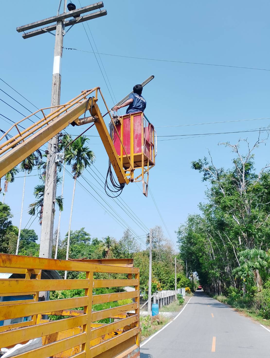 วันพฤหัสบดีที่ 9 เมษายน พ.ศ. 2569  นายศิริชัย  บุญศรี  ผอ.กองช่าง มอบหมายให้พนักงานกองช่างออกพื้นที่ซ่อมแซมไฟฟ้าสาธารณะ หมู่ที่ 5 ซ.ประชาอุทิศ ถนนสายพรุพี-ไทรห้อง จำนวน 3 จุด , ติดตั้งไฟฟ้าสาธารณะ หมู่ที่ 1 ตามคำร้อง จำนวน 1 จุด