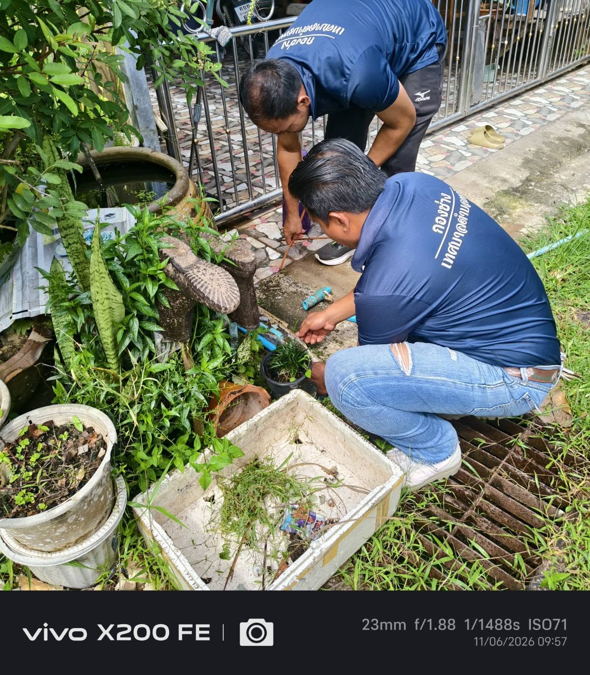 วันพฤหัสบดีที่ 11 มิถุนายน พ.ศ. 2569  นายศิริชัย  บุญศรี  ผอ.กองช่าง มอบหมายให้พนักงานผลิตน้ำประปาออกพื้นที่ซ่อมท่อหน้ามิเตอร์น้ำประปา หมู่ที่ 1 สายตลาดใน