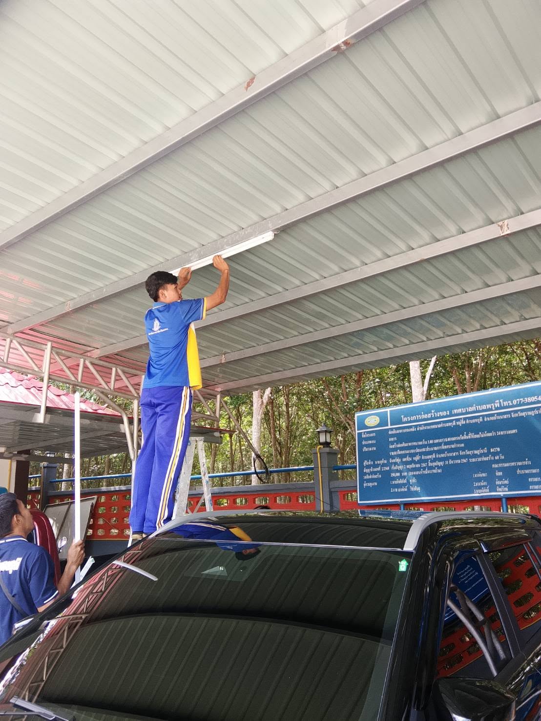 วันพฤหัสบดีที่ 3 กันยายน พ.ศ. 2569  นายศิริชัย  บุญศรี  ผอ.กองช่าง มอบหมายให้พนักงานกองช่างออกพื้นที่ซ่อมแซมไฟฟ้าสาธารณะ หมู่ที่ 1 สายหน้าป้อม-แยกถนนเอเซีย , เปลี่ยนหลอดไฟภายในโรงจอดรถของเทศบาล , ซ่อมปั๊มน้ำศูนย์เด็กเล็ก ทต.พรุพี