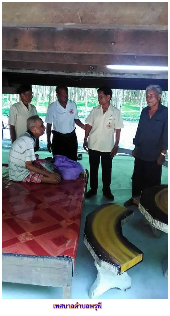 ชมรมผู้สูงอายุอำเภอบ้านนาสารมอบเงินและถุงยังชีพผู้ปุวยติดบ้านติดเตียงตำบลพรุพี
