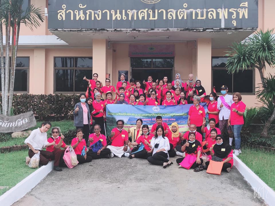 วันที่​ 15​ กันยายน​ 2563  คณะศึกษาดูงานจาก อบต.ท่าศาลา​ จ.นครศรีธรรมราช<br>ศึกษาดูงานกิจกรรมโรงเรียนผู้สูงอายุเทศบาลตำบลพรุพี​<br>และการทำเกษตรผสมผสาน​โคกหนองนาโมเดล ณ​ บ้านช่องช้าง