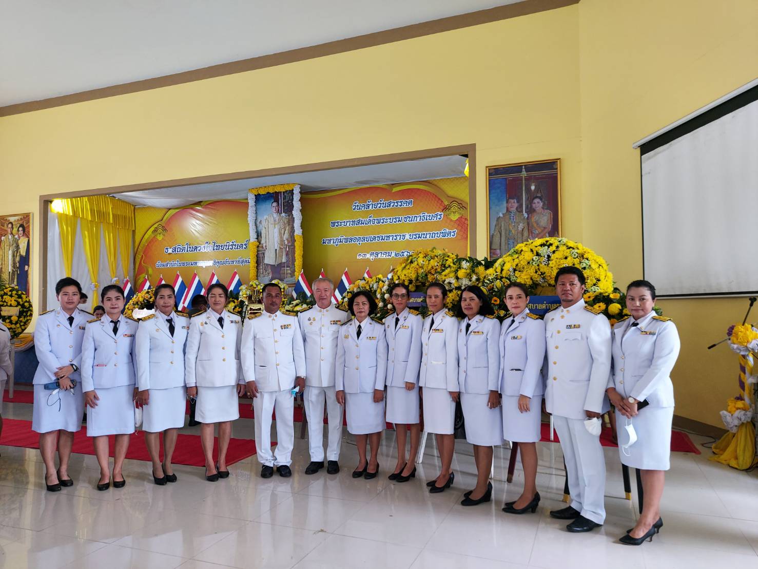 เทศบาลตำบลพรุพีร่วมวางพวงมาลา เนื่องในวันคล้ายวันสวรรคตพระบาทสมเด็จพระบรมชนกาธิเบศร<br>มหาภูมิพลอดุลยเดชมหาราช บรมนารถบพิตร 