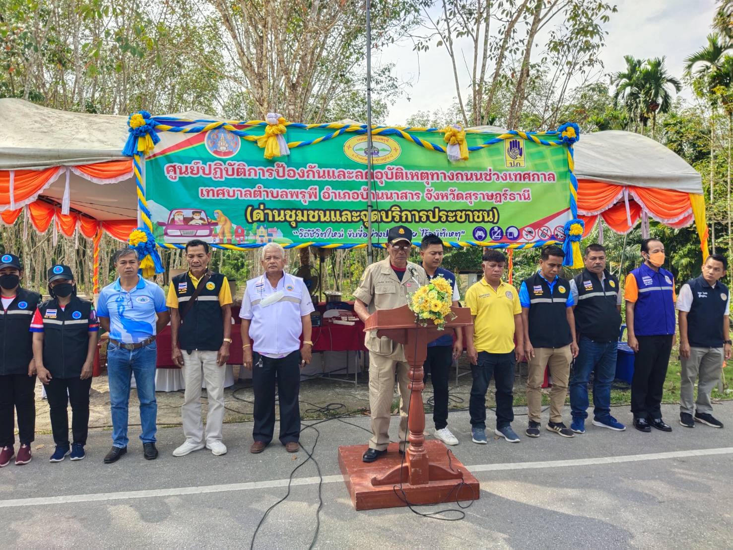 วันที่ 29  ธันวาคม 2565 นายสมคิด  ดำฉวาง นายกเทศมนตรีตำบลพรุพี เปิดโครงการศูนย์ปฏิบัติการป้องกันและลดอุบัติเหตุทางถนนช่วงเทศกาล เทศบาลตำบลพรุพี อำเภอบ้านนาสาร จังหวัดสุราษฎร์ธานี  (ด่านชุมชนและจุดบริการประชุาชน) นายบุญเลิศ  รอดศรี  รองนายกเทศมนตรีตำบลพรุพี กล่าวเปิดโครงการ ฯ พร้อม ทีม อปพร. เทศบาลตำบลพรุพี 